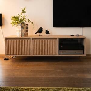Zwevend tv meubel met 2 lades ribbelfront massief eiken
