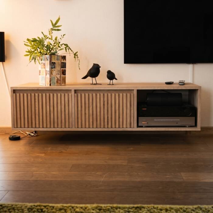 Zwevend tv meubel met 2 lades ribbelfront massief eiken
