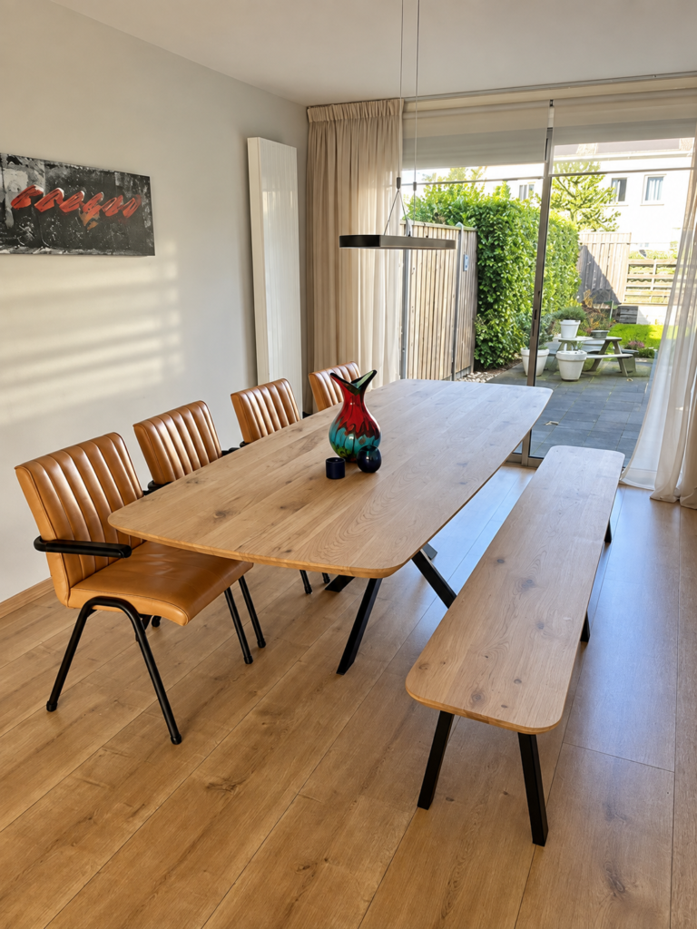 Eiken eettafel deens ovaal verjongde rand op matrixpoot