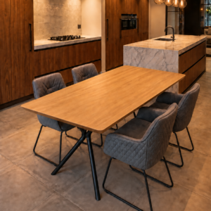 Tafel eikenhout met verjongde rand en afgeronde hoeken