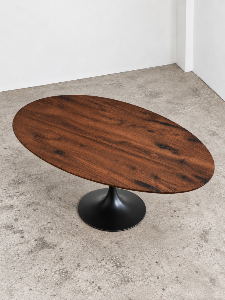 Ovale eettafel noten massief op tulip poot
