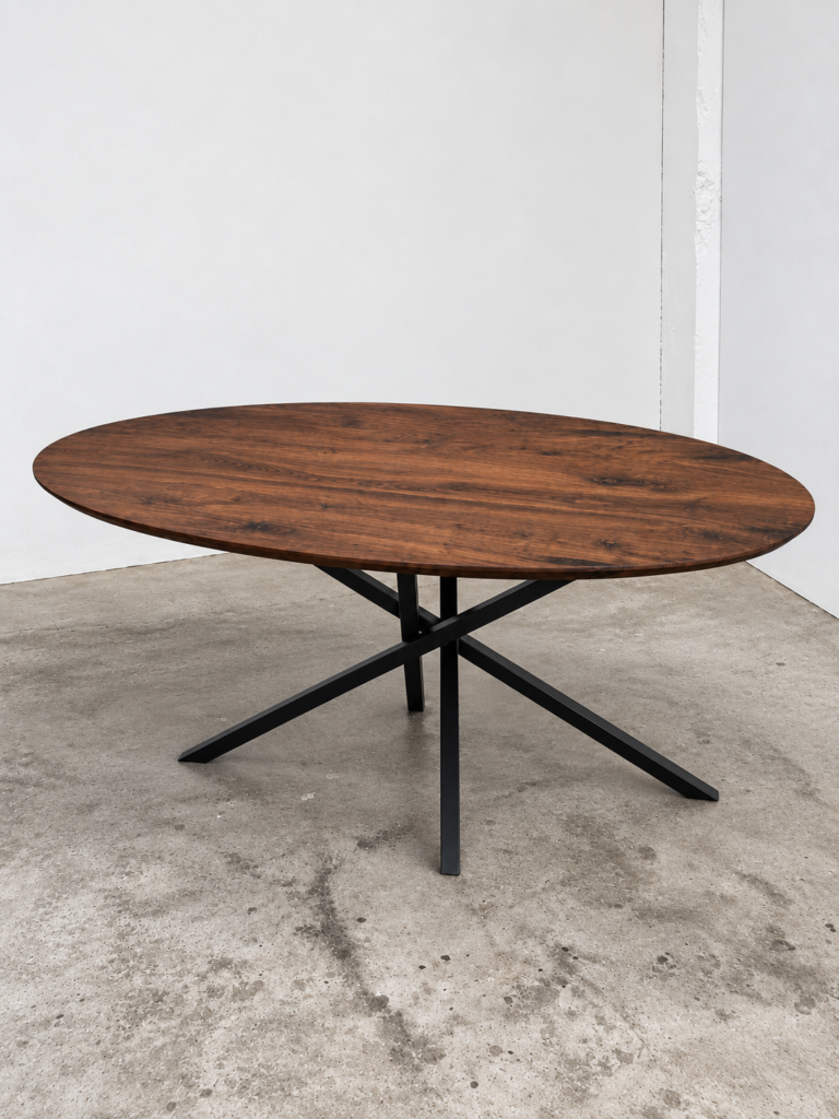 Ovale eettafel massief notenhout op twistpoot