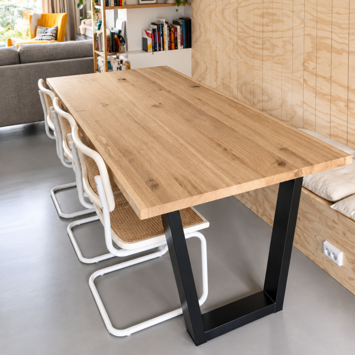 Industriële eettafel eiken met v-poten