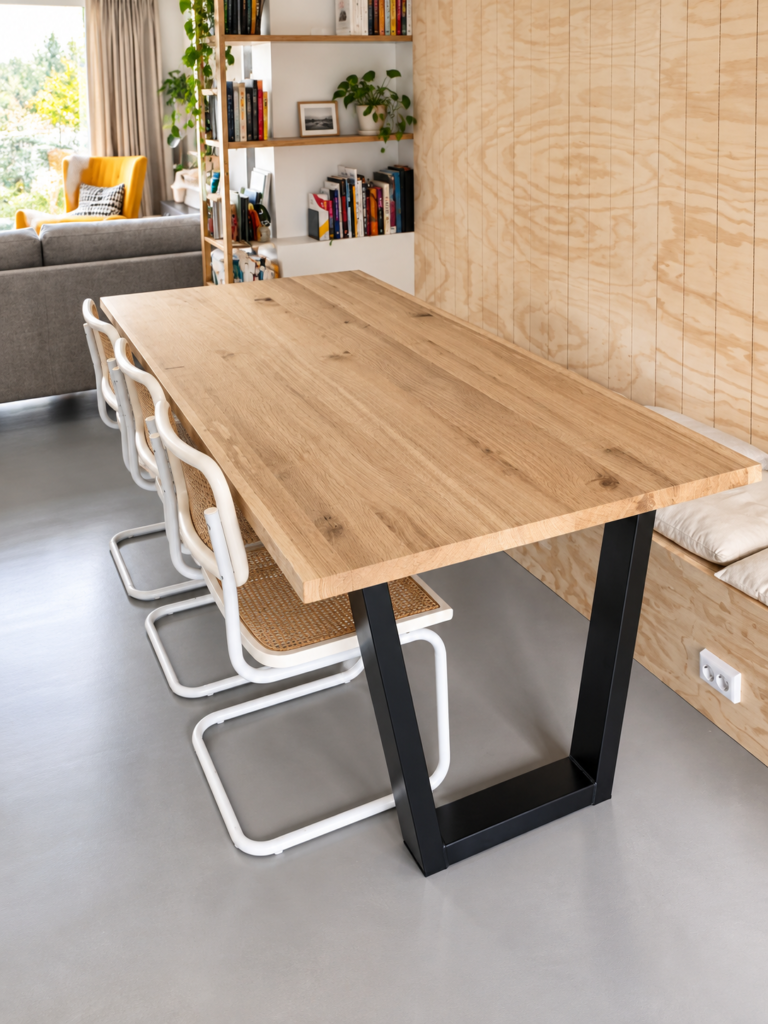 Industriële eettafel eiken met v-poten