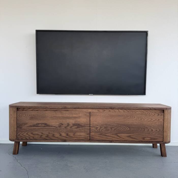 Massief eiken curved tv meubel op pootjes chocolate