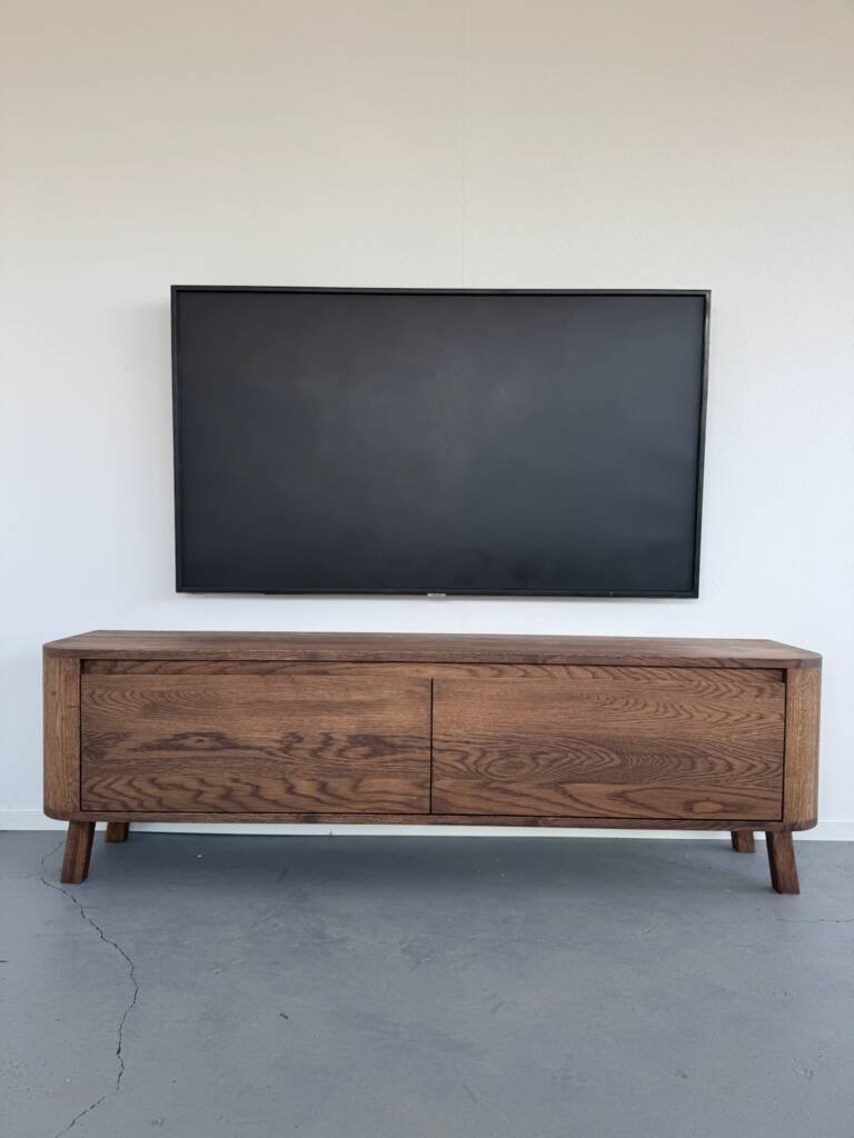 Massief eiken curved tv meubel op pootjes chocolate
